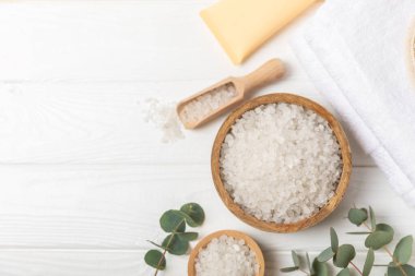 Kozmetik deniz tuzu aromalı ve okaliptüs özlü taze aromatik okaliptüs dallı ahşap bir arkaplan. Spa konsepti. Banyo tuzu. Yakın plan. Metin için boşluk. Vücut bakımı. Boşluğu kopyala