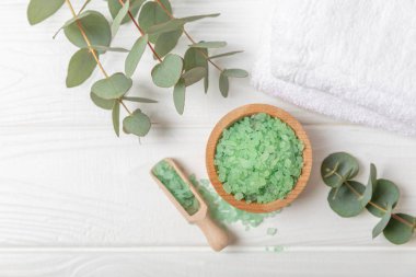 Kozmetik deniz tuzu aromalı ve okaliptüs özlü taze aromatik okaliptüs dallı ahşap bir arkaplan. Spa konsepti. Banyo tuzu. Yakın plan. Metin için boşluk. Vücut bakımı. Boşluğu kopyala