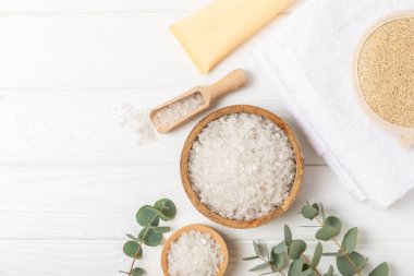 Kozmetik deniz tuzu aromalı ve okaliptüs özlü taze aromatik okaliptüs dallı ahşap bir arkaplan. Spa konsepti. Banyo tuzu. Yakın plan. Metin için boşluk. Vücut bakımı. Boşluğu kopyala