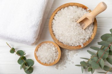 Kozmetik deniz tuzu aromalı ve okaliptüs özlü taze aromatik okaliptüs dallı ahşap bir arkaplan. Spa konsepti. Banyo tuzu. Yakın plan. Metin için boşluk. Vücut bakımı. Boşluğu kopyala