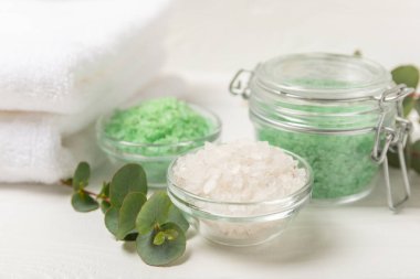 Kozmetik deniz tuzu aromalı ve okaliptüs özlü taze aromatik okaliptüs dallı ahşap bir arkaplan. Spa konsepti. Banyo tuzu. Yakın plan. Metin için boşluk. Vücut bakımı. Boşluğu kopyala