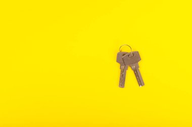 Evin anahtarları. Arka planda kompozisyon. Tasarım elemanı. Emlak ve sigorta konsepti..