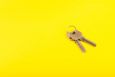 Evin anahtarları. Arka planda kompozisyon. Tasarım elemanı. Emlak ve sigorta konsepti..