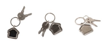 Anahtarlık, beyaz arka planda izole edilmiş anahtarlığı olan bir ev şeklinde. Gayrimenkul ve eve taşınma ya da mülk kiralama kavramları. Mülk almak. Model anahtarlık şeklinde ev.