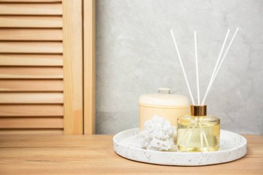 Yeşil okaliptüs, bir vazo tezgahında, çekmecelerden oluşan bir sandıkta duvarın arka planında durur. Aromaterapi. Çok güzel bir okaliptüs buketi. Çiçekler, mumlar ve aroma yayıcı ile minimalist iç mekan..