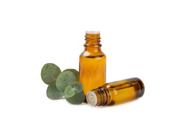 Okaliptüs, yeşil okaliptüs yapraklı cam bir şişede beyaz arka planda bulunan gerekli yağdır. Aromaterapi. Spa mı? Doğal kozmetoloji ve güzellik endüstrisi kavramı.