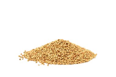 Beyaz arka planda yeşil karabuğday izole edilmiş. Süper yemek. Çiğ karabuğday lapası. Sağlıklı vejetaryen yiyecekler, ekolojik ürünler, diyet, organik.