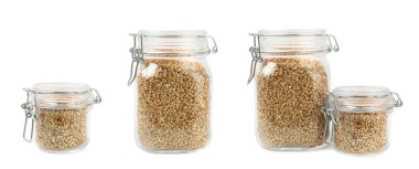 Beyaz arka planda izole edilmiş kavanozdaki yeşil karabuğday. Süper yemek. Çiğ karabuğday lapası. Sağlıklı vejetaryen yiyecekler, ekolojik ürünler, diyet, organik.