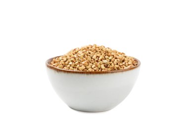 Beyaz arka planda izole edilmiş bir kasede yeşil karabuğday. Süper yemek. Çiğ karabuğday lapası. Sağlıklı vejetaryen yiyecekler, ekolojik ürünler, diyet, organik.