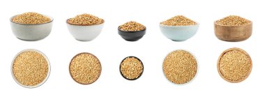 Beyaz arka planda izole edilmiş bir kasede yeşil karabuğday. Süper yemek. Çiğ karabuğday lapası. Sağlıklı vejetaryen yiyecekler, ekolojik ürünler, diyet, organik.