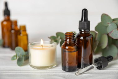 Okaliptüs, ahşap kaplamalı yeşil okaliptüs yapraklı cam bir şişede gerekli yağdır. Aromaterapi konsepti. Spa mı? Kozmetik ve vücut bakımı için doğal organik malzemeler.