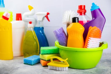 Temizlik hizmeti konsepti. Parlak bir arka planda ev temizlik ürünü. Evdeki kimyasallarla dolu bir kova. Ev ve ofis için temizlik malzemeleri. Erken bahar düzenli temizlik. Boşluğu kopyala