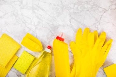 Temizlik hizmeti konsepti. Parlak bir arka planda ev temizlik ürünü. Evdeki kimyasallarla dolu bir kova. Ev ve ofis için temizlik malzemeleri. Erken bahar düzenli temizlik. Boşluğu kopyala