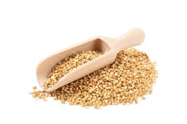 Beyaz arka planda izole edilmiş tahta kaşıkta yeşil karabuğday. Süper yemek. Çiğ karabuğday lapası. Sağlıklı vejetaryen yiyecekler, ekolojik ürünler, diyet, organik.