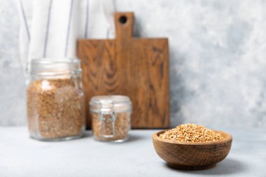 Tahta mutfak masasında yeşil karabuğday. Süper yiyecek. Çiğ karabuğday güveci. Sağlıklı vegan gıda kavramı, eko ürünleri, diyet. Boşluğu kopyala. Organik gıda. Kilo kaybı ve uygun beslenme..