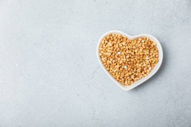 Tahta mutfak masasında yeşil karabuğday. Süper yiyecek. Çiğ karabuğday güveci. Sağlıklı vegan gıda kavramı, eko ürünleri, diyet. Boşluğu kopyala. Organik gıda. Kilo kaybı ve uygun beslenme..