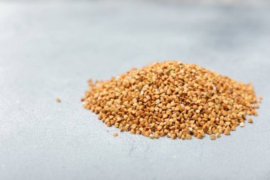 Tahta mutfak masasında yeşil karabuğday. Süper yiyecek. Çiğ karabuğday güveci. Sağlıklı vegan gıda kavramı, eko ürünler, diyet. Boşluğu kopyala. Organik gıda. Kilo kaybı ve uygun beslenme..