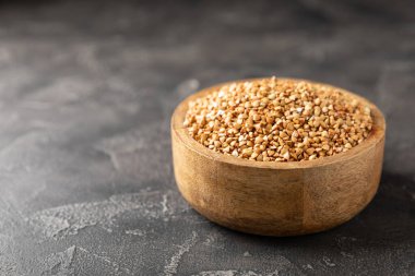 Tahta mutfak masasında yeşil karabuğday. Süper yiyecek. Çiğ karabuğday güveci. Sağlıklı vegan gıda kavramı, eko ürünleri, diyet. Boşluğu kopyala. Organik gıda. Kilo kaybı ve uygun beslenme..