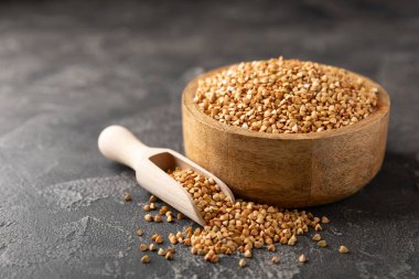 Tahta mutfak masasında yeşil karabuğday. Süper yiyecek. Çiğ karabuğday güveci. Sağlıklı vegan gıda kavramı, eko ürünleri, diyet. Boşluğu kopyala. Organik gıda. Kilo kaybı ve uygun beslenme..