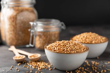 Tahta mutfak masasında yeşil karabuğday. Süper yiyecek. Çiğ karabuğday güveci. Sağlıklı vegan gıda kavramı, eko ürünleri, diyet. Boşluğu kopyala. Organik gıda. Kilo kaybı ve uygun beslenme..