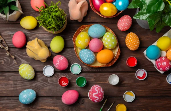 Mutfak masasında paskalya yumurtası resmi. Mutlu Paskalya kutlaması kavramı. Farklı şekillerde renkli paskalya yumurtaları. Resimler, tatiller için yumurta boyama süslemeleri.