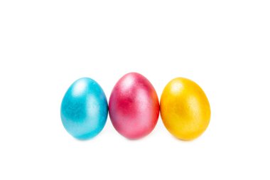 Paskalya yumurtaları beyaz arka planda izole edilmiş. Paskalya tatili konsepti. El yapımı parlak Paskalya yumurtaları. İnci yumurtaların anası..