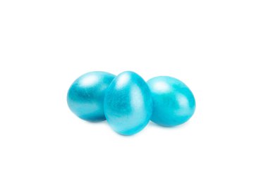 Paskalya yumurtaları beyaz arka planda izole edilmiş. Paskalya tatili konsepti. El yapımı parlak Paskalya yumurtaları. İnci yumurtaların anası..