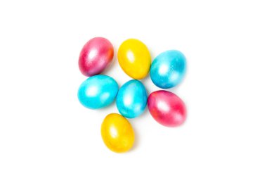 Paskalya yumurtaları beyaz arka planda izole edilmiş. Paskalya tatili konsepti. El yapımı parlak Paskalya yumurtaları. İnci yumurtaların anası..