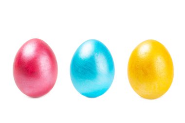 Paskalya yumurtaları beyaz arka planda izole edilmiş. Paskalya tatili konsepti. El yapımı parlak Paskalya yumurtaları. İnci yumurtaların anası..