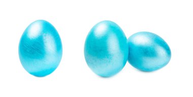 Paskalya yumurtaları beyaz arka planda izole edilmiş. Paskalya tatili konsepti. El yapımı parlak Paskalya yumurtaları. İnci yumurtaların anası..