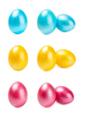 Paskalya yumurtaları beyaz arka planda izole edilmiş. Paskalya tatili konsepti. El yapımı parlak Paskalya yumurtaları. İnci yumurtaların anası..