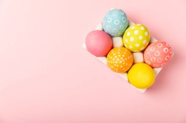 Pembe arka planda Paskalya yumurtaları. Paskalya kutlaması. El yapımı renkli Paskalya yumurtaları. Mesaj için yer. Boşluğu kopyala.