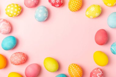 Pembe arka planda Paskalya yumurtaları. Paskalya kutlaması. El yapımı renkli Paskalya yumurtaları. Mesaj için yer. Boşluğu kopyala.