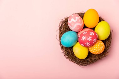 Pembe arka planda Paskalya yumurtaları. Paskalya kutlaması. El yapımı renkli Paskalya yumurtaları. Mesaj için yer. Boşluğu kopyala.