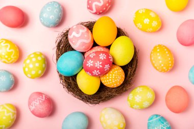 Pembe arka planda Paskalya yumurtaları. Paskalya kutlaması. El yapımı renkli Paskalya yumurtaları. Mesaj için yer. Boşluğu kopyala.