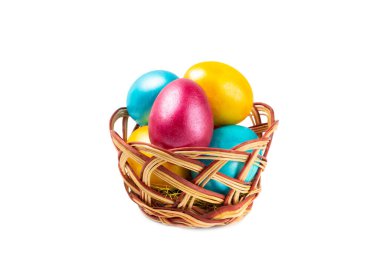 Beyaz arka planda izole edilmiş renkli yumurtalarla dolu Paskalya sepeti. Paskalya kutlaması. Renkli el yapımı Paskalya yumurtaları..