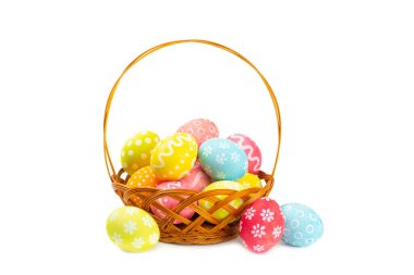 Beyaz arka planda izole edilmiş renkli yumurtalarla dolu Paskalya sepeti. Paskalya kutlaması. Renkli el yapımı Paskalya yumurtaları..