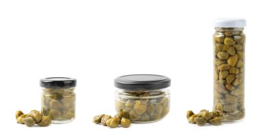 Beyaz arka planda izole edilmiş cam bir kavanozdaki kapari. Terbiye edilmiş kapari tomurcukları, küçük tuzlu kapuçinler, mayalanmış yiyecekler, turşulu kapari grubu. Organik baharatlar ve baharatlar..