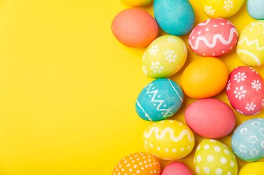 Parlak bir arka planda Paskalya yumurtaları. Paskalya kutlaması. El yapımı renkli Paskalya yumurtaları. Mesaj için yer. Boşluğu kopyala.
