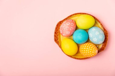 Parlak bir arka planda Paskalya yumurtaları. Paskalya kutlaması. El yapımı renkli Paskalya yumurtaları. Mesaj için yer. Boşluğu kopyala.