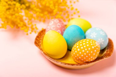 Parlak bir arka planda Paskalya yumurtaları. Paskalya kutlaması. El yapımı renkli Paskalya yumurtaları. Mesaj için yer. Boşluğu kopyala.