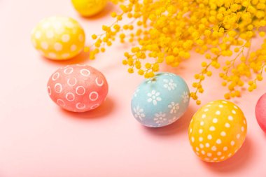 Parlak bir arka planda Paskalya yumurtaları. Paskalya kutlaması. El yapımı renkli Paskalya yumurtaları. Mesaj için yer. Boşluğu kopyala.