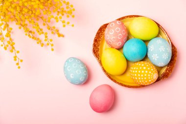 Parlak bir arka planda Paskalya yumurtaları. Paskalya kutlaması. El yapımı renkli Paskalya yumurtaları. Mesaj için yer. Boşluğu kopyala.