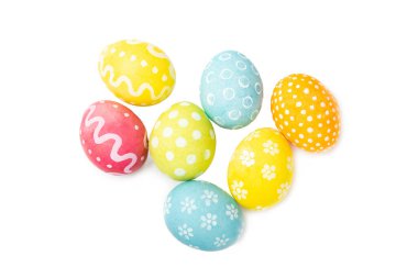 Paskalya yumurtaları beyaz arka planda izole edilmiş. El yapımı renkli Paskalya yumurtaları. Paskalya kutlaması kavramı.