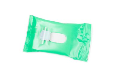Beyaz arka planda izole edilmiş ıslak mendil paketi. Açık bir el ve vücut mendili paketi. Modelleme. Temiz bir paket ıslak mendil. Mesaj için yer. Tasarım