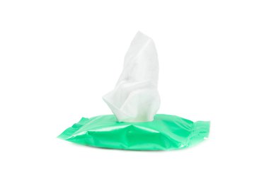 Beyaz arka planda izole edilmiş ıslak mendil paketi. Açık bir el ve vücut mendili paketi. Modelleme. Temiz bir paket ıslak mendil. Mesaj için yer. Tasarım