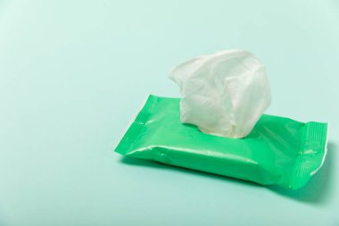 Renkli arka planda ıslak mendil paketi. Açık bir el ve vücut mendili paketi. Modelleme. Temiz bir paket ıslak mendil. Tasarım. Mesaj için yer. Boşluğu kopyala.