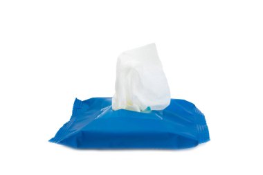 Beyaz arka planda izole edilmiş ıslak mendil paketi. Açık bir el ve vücut mendili paketi. Modelleme. Temiz bir paket ıslak mendil. Mesaj için yer. Tasarım