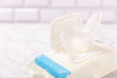 Beyaz arka planda ıslak mendil paketi. Açık bir el ve vücut mendili paketi. Modelleme. Temiz bir paket ıslak mendil. Tasarım. Mesaj için yer. Boşluğu kopyala.