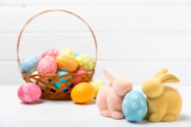 Parlak bir arka planda Paskalya yumurtaları. Paskalya kutlaması. El yapımı renkli Paskalya yumurtaları. Mesaj için yer. Boşluğu kopyala.